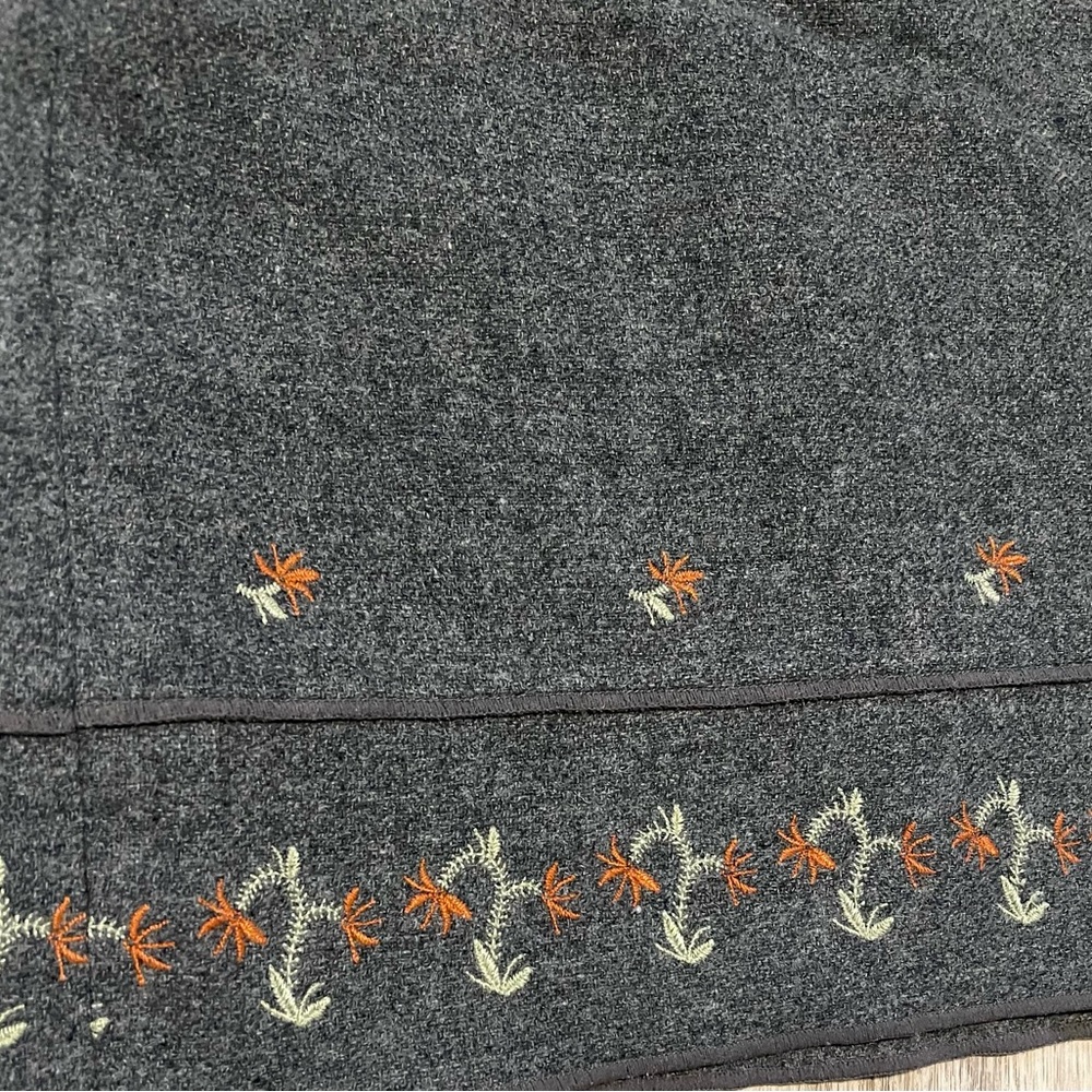 American Eagle charcoal grey 100% wool mini skirt with floral accents size 8 - Picture 7 of 7
